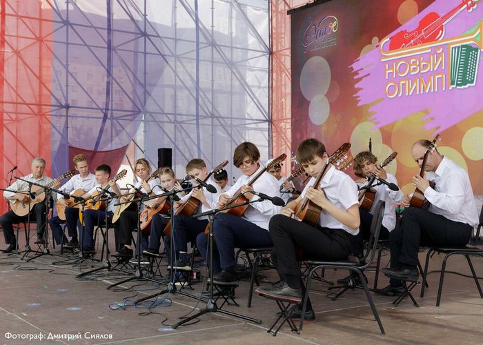На сцене гитарный оркестр "Серебряные струны" во время участия в III городском фестивале детских оркестров "Новый Олимп" 2023г.